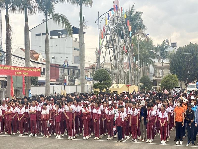 Đông đảo cán bộ, công chức, đoàn viên, hội viên, học sinh và người dân tham gia lễ phát động