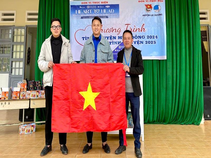 Trao tặng Công trình thanh niên Tuyến đường cờ Tổ quốc cho Đoàn TNCS Hồ Chí Minh xã Đạ Chais