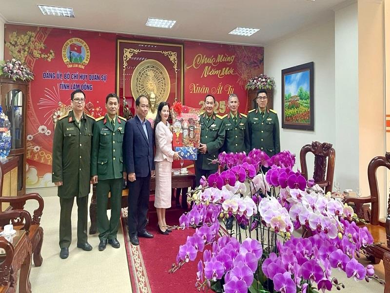 Bí thư Huyện ủy Lạc Dương Trần Thị Chúc Quỳnh thăm, chúc Tết Bộ Chỉ huy Quân sự tỉnh
