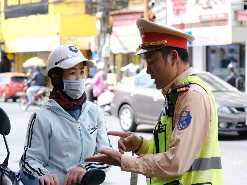 Lực lượng chức năng tuyên truyền, giải thích cho người dân về những quy định mới của Nghị định 168