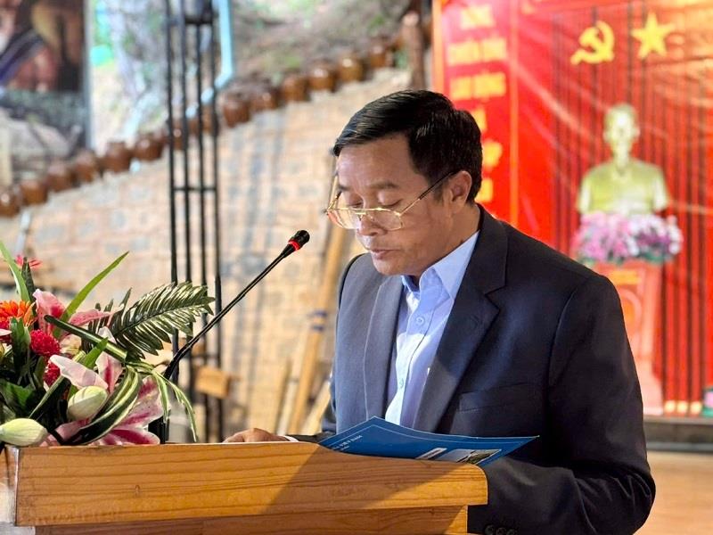 Phó Chủ tịch UBND huyện Lạc Dương Cil Poh phát biểu khai mạc Hội trại