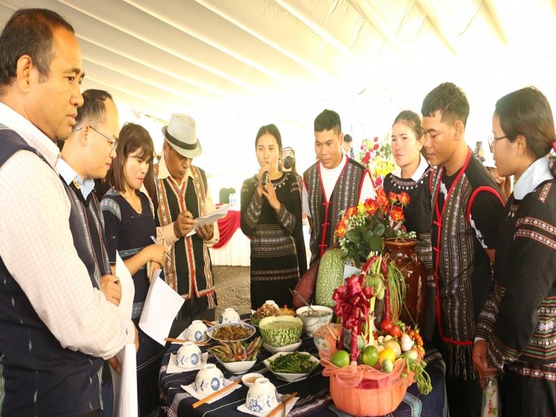 Các đội thi thuyết trình các món ăn trước Ban Giám khảo