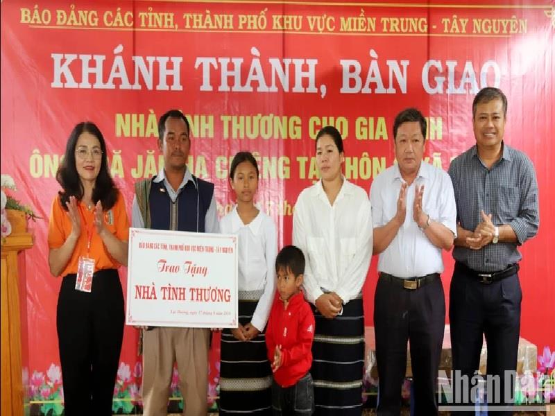 Đại diện Ban tổ chức Hội thảo báo Đảng các tỉnh, thành phố khu vực miền trung-Tây Nguyên trao nhà tình thương tặng vợ chồng anh Ha Chiêng.