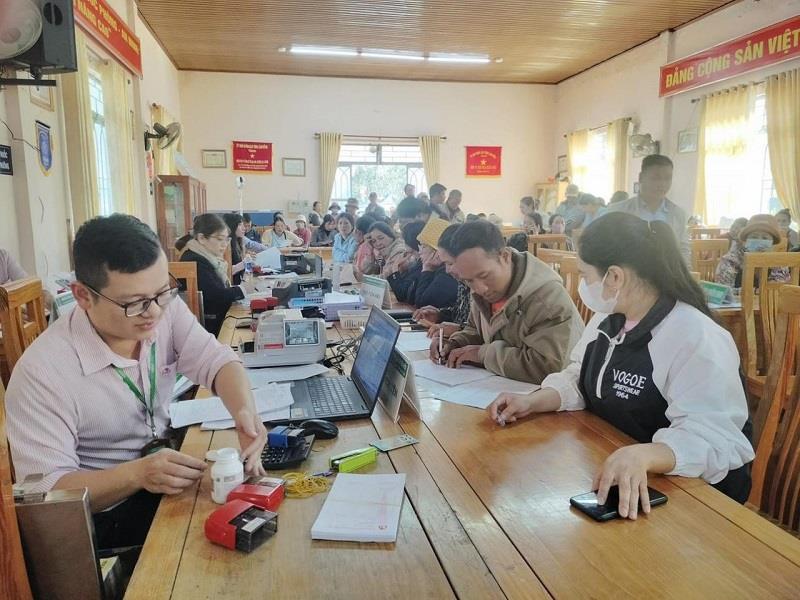 Cán bộ Phòng giao dịch Ngân hàng chính sách xã hội huyện Lạc Dương thực hiện giao dịch tại xã
