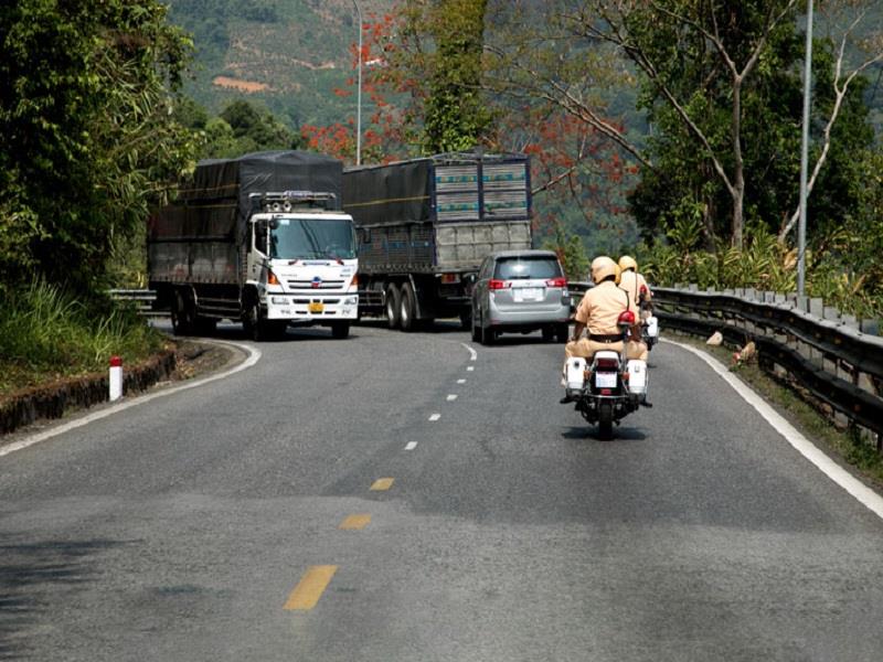 Tuần tra đảm bảo TT ATGT trên đèo Bảo Lộc