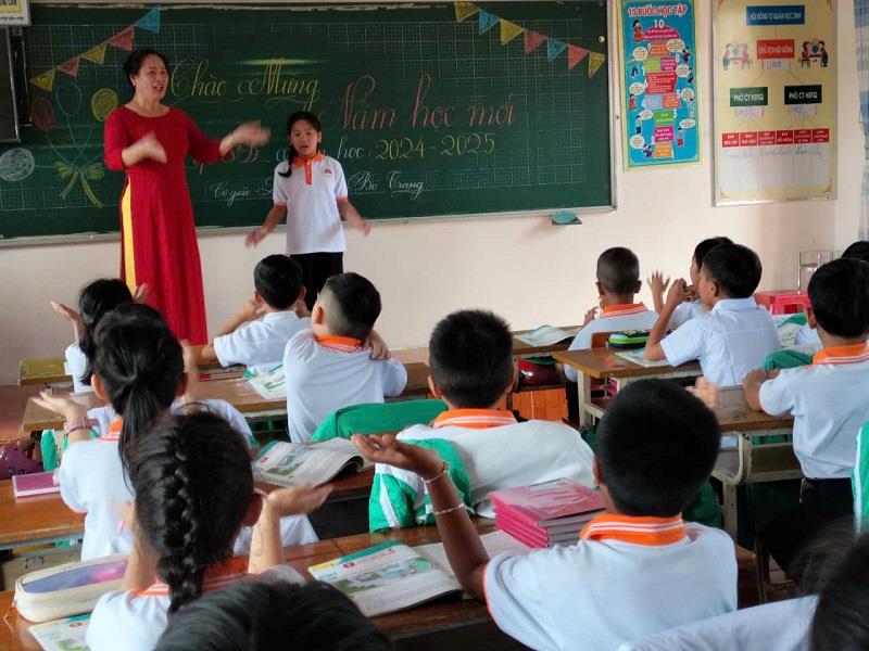 Học sinh Trường Tiểu học Trần Quốc Toản (thị trấn Lạc Dương) làm quen với cô giáo chủ nhiệm mới trong ngày tựu trường