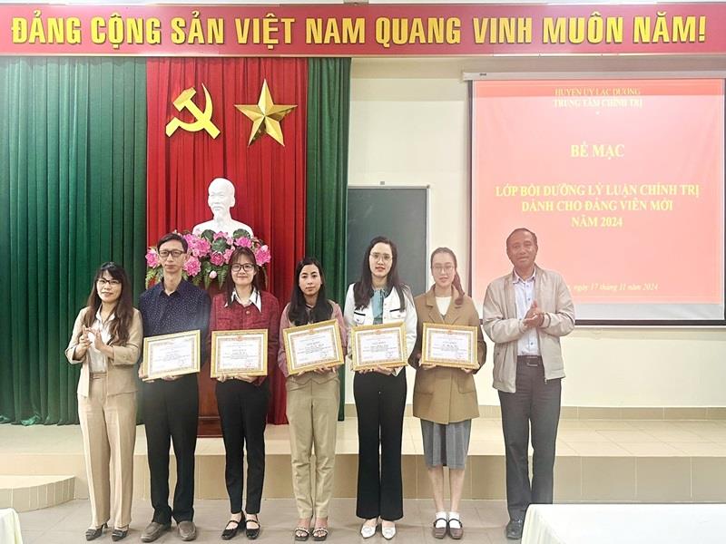 Tặng Giấy khen cho các học viên đạt thành tích tốt qua đợt bồi dưỡng