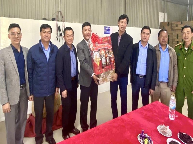 Chủ tịch UBND huyện Lạc Dương Bùi Thế tặng quà Tết cho doanh nghiệp