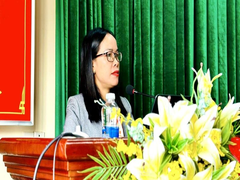 Đồng chí Kiều Thị Ninh - Cán bộ Phòng Lý luận chính trị và Lịch sử Đảng, Ban Tuyên giáo Tỉnh ủy truyền đạt chuyên đề Công tác văn hóa, văn học nghệ thuật góp phần nâng cao hiệu quả nhiệm vụ bảo vệ nền tảng tư tưởng của Đảng, đấu tranh phản bác các quan điểm sai trái, thù địch