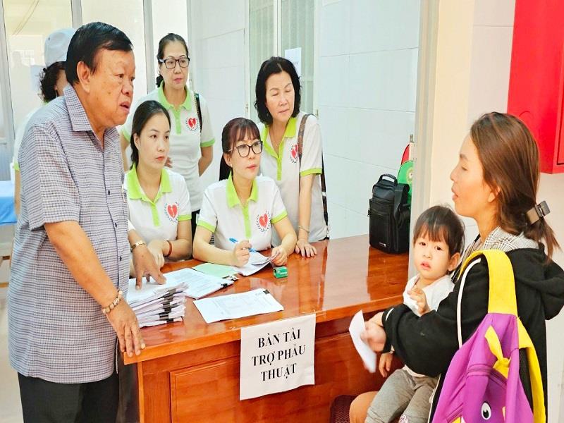Ông Nguyễn Văn Lực đang giải quyết hồ sơ tài trợ cho bệnh nhân nghèo Bảo Lộc đi mổ tim tại TP Hồ Chí Minh đầu tháng 5/2024