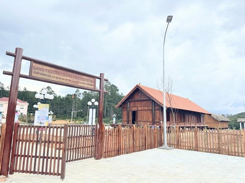 Công trình xây dựng Làng truyền thống dân tộc Cơ Ho thôn Đưng K’si xã Đạ Chais do Sở VHTT&DL làm chủ đầu tư đã hoàn thành đang chờ nghiệm thu đưa vào sử dụng