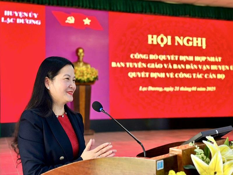 Đồng chí Trần Thị Chúc Quỳnh - Bí thư Huyện ủy Lạc Dương phát biểu giao nhiệm vụ