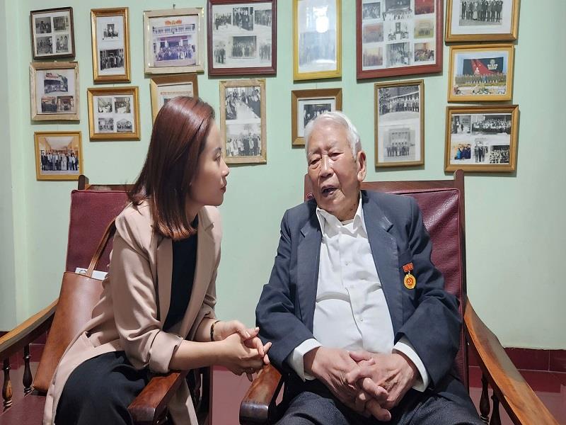 Tác giả trao đổi với cụ Nguyễn Xuân Khanh. Ảnh: Chính Thành