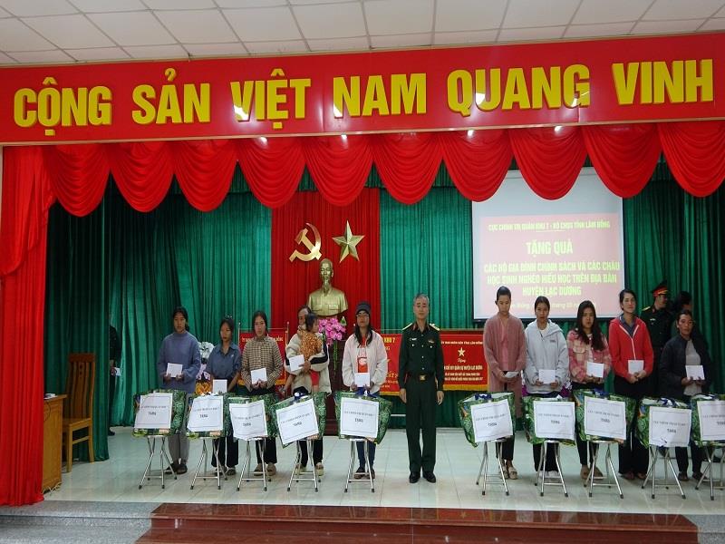 Đại tá Nguyễn Văn Sơn - Chính ủy Bộ CHQS tỉnh Lâm Đồng trao quà cho hội viên phụ nữ có hoàn cảnh khó khăn