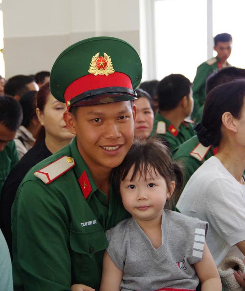 Nụ cười chiến sĩ khi gặp người thân