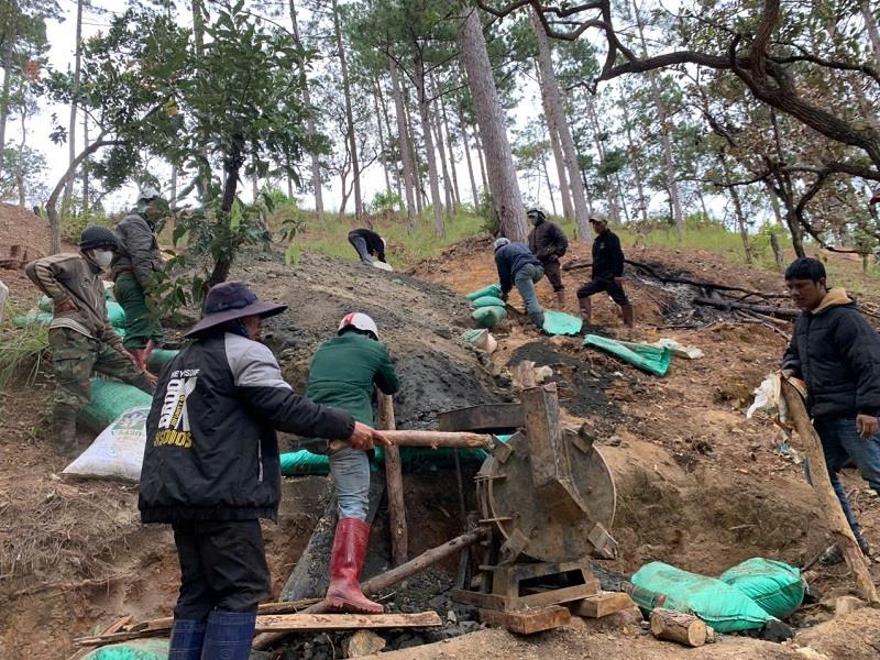 Các đơn vị chức năng tiến hành giải tỏa, tiêu hủy toàn bộ các thiết bị, phương tiện các đối tượng phục vụ việc khai thác khoáng sản trái phép