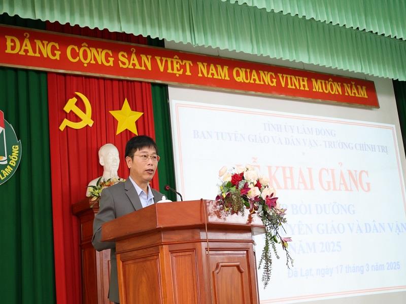 Đồng chí Huỳnh Minh Hải - Phó Trưởng Ban Tuyên giáo và Dân vận Tỉnh ủy phát biểu khai giảng lớp bồi dưỡng