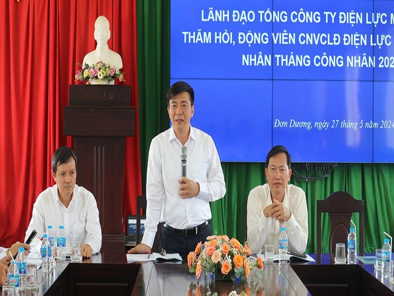 Ông Lê Văn Trang trò chuyện cùng người lao động Điện lực Đơn Dương