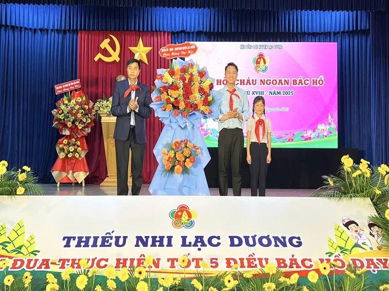 Đồng chí Cil Poh - Phó Chủ tịch UBND huyện Lạc Dương tặng hoa chúc mừng Đại hội