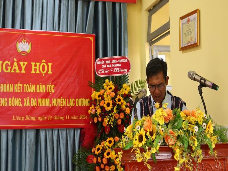Đại diện Ban Công tác Mặt trận thôn Liêng Bông khai mạc ngày hội và ôn lại lịch sử, truyền thống của Mặt trận Dân tộc Thống nhất Việt Nam