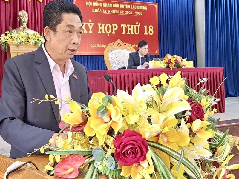 Đồng chí Nguyễn Văn Trứ - Phó Ban Pháp chế HĐND huyện thông qua báo cáo thẩm tra Nghị quyết về sắp xếp tổ chức, bộ máy theo Nghị quyết số 18-NQ/TW