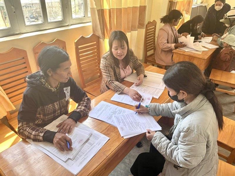 Cử tri đại diện hộ gia đình cho ý kiến về việc sáp nhập đơn vị hành chính cấp tỉnh, cấp xã