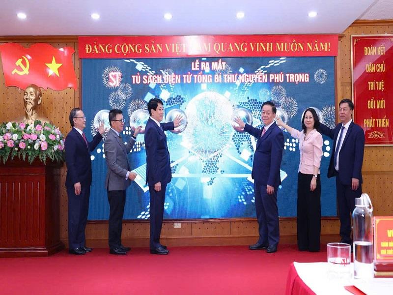 Các đại biểu nhấn nút khai trương Tủ sách điện tử Tổng Bí thư Nguyễn Phú Trọng
