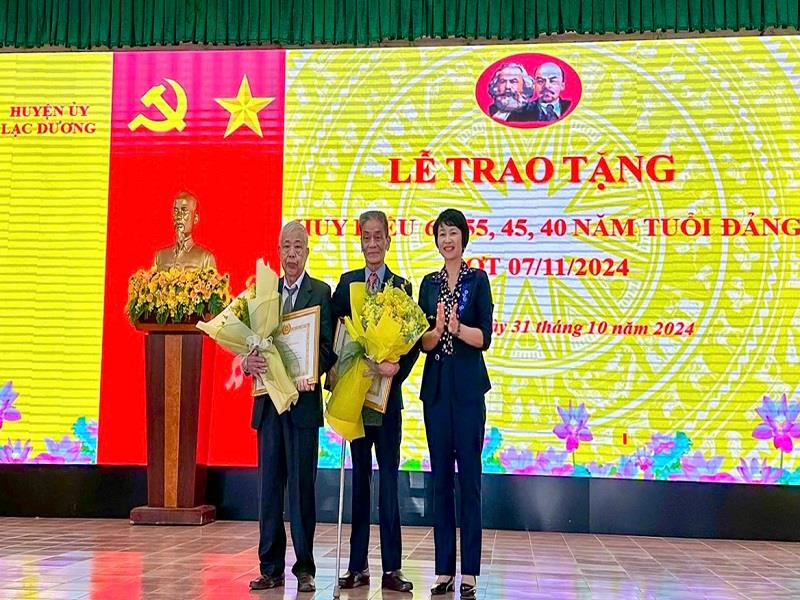 Đồng chí Phạm Thị Phúc - Phó Bí thư Tỉnh ủy, Chủ tịch HĐND tỉnh trao Huy hiệu Đảng cho các đảng viên 60 năm, 55 năm tuổi Đảng
