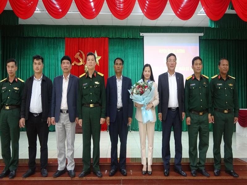 Lãnh đạo huyện Lạc Dương và lãnh đạo Ban CHQS huyện chúc mừng Bí thư Huyện ủy Trần Thị Chúc Quỳnh nhận nhiệm vụ Bí thư Đảng ủy Quân sự huyện