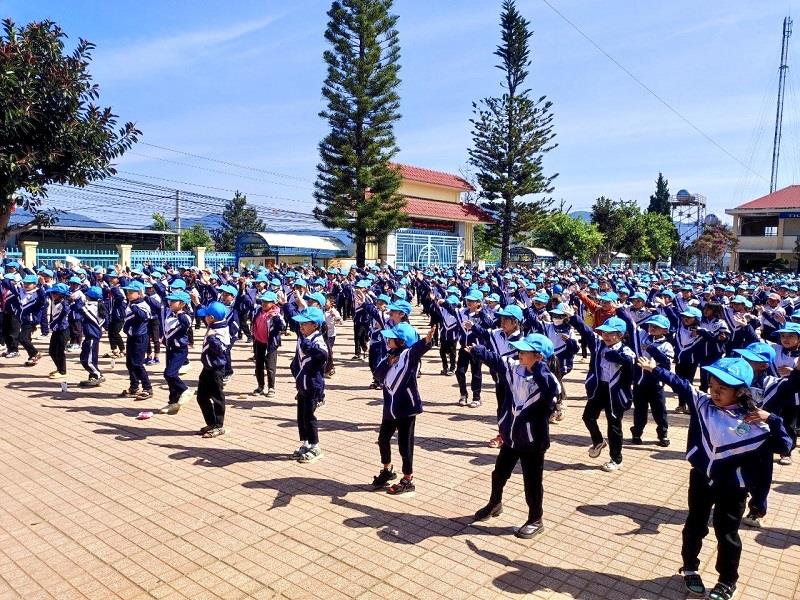 Đồng diễn sân trường trên nền nhạc bài hát “Tự hào Thiếu nhi Việt Nam và Kun học tốt”