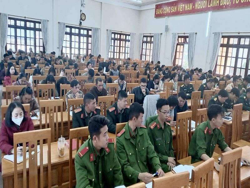 Các đại biểu tham gia học tập trực tiếp tại Hội trường Huyện ủy