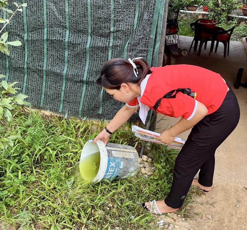 Tích cực diệt lăng quăng (bọ gậy) phòng bệnh sốt xuất huyết tại huyện Đạ Huoai