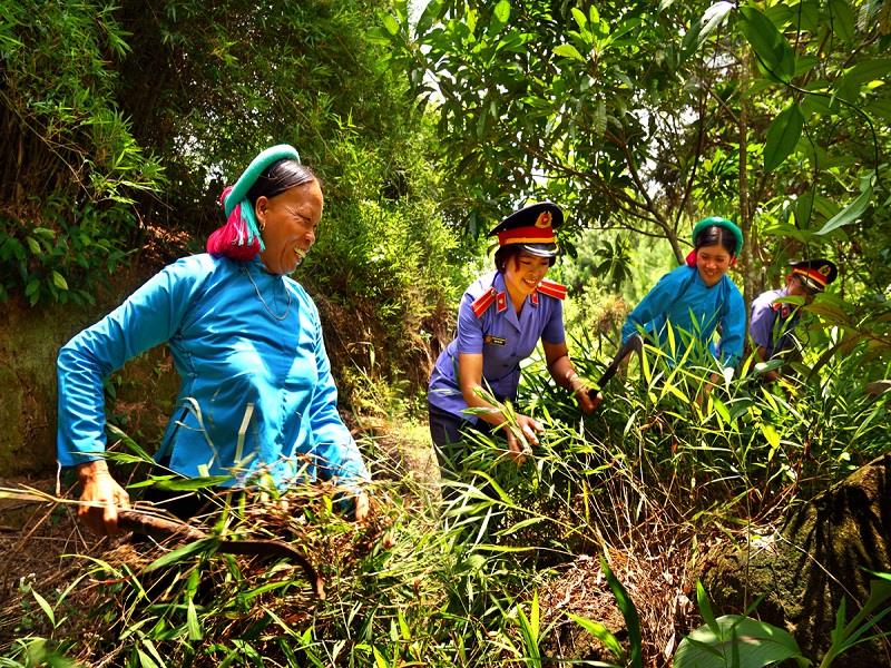 Cán bộ, công chức ngành kiểm sát huyện Bình Liêu tuyên truyền, phổ biến, giáo dục pháp luật và giúp đồng bào làm rẫy tại thôn Khe Mó, xã Húc Động, huyện Bình Liêu, tỉnh Quảng Ninh_Nguồn: baovephapluat.vn