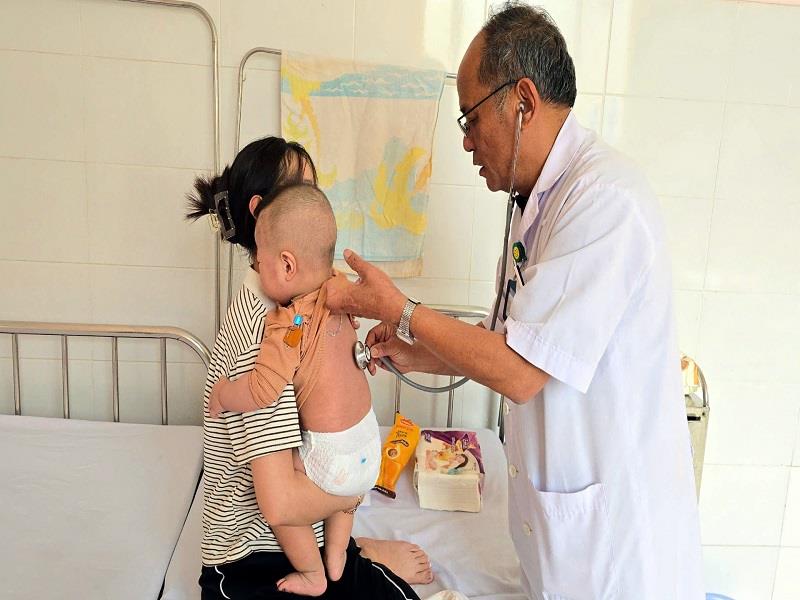 Bác sĩ Bệnh viện Nhi tỉnh Lâm Đồng thăm khám, điều trị cho bệnh nhi mắc bệnh sởi