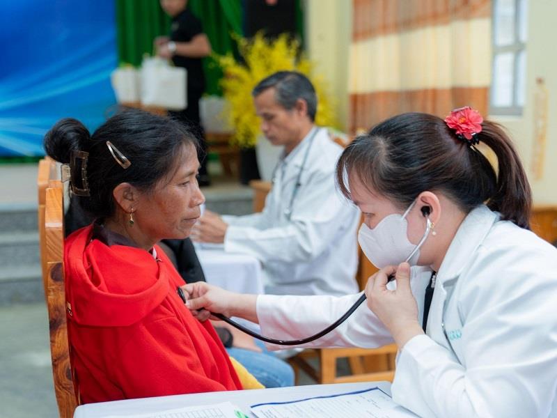 Bác sĩ Đa khoa Phương Nam kiểm tra sức khỏe người dân một cách tận tình
