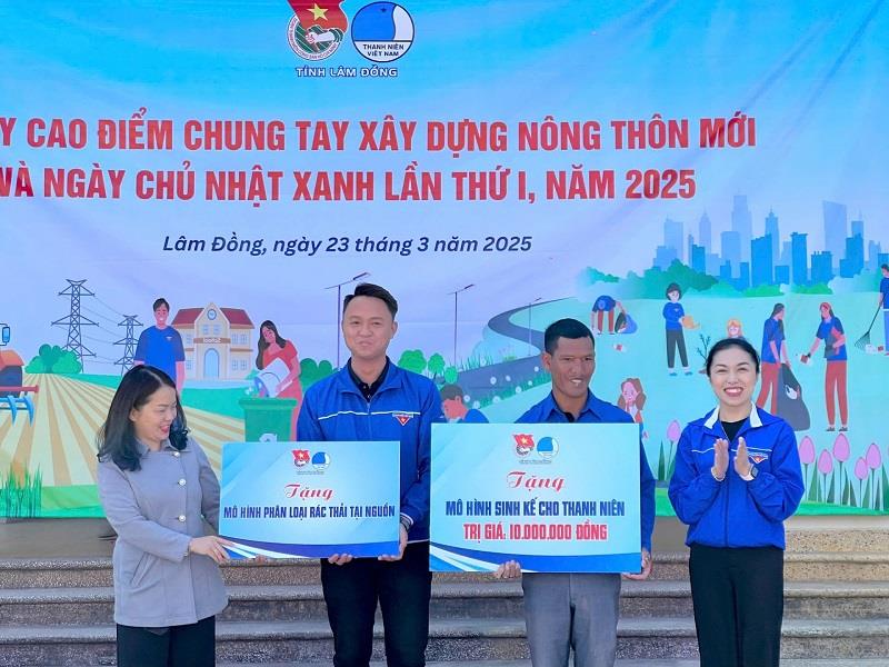 Phó Chủ tịch Ủy ban MTTQ Việt Nam tỉnh Đỗ Thị Quế Phương và Phó Bí thư Tỉnh Đoàn Trần Diệp Mỹ Dung trao tặng mô hình phân loại rác thải tại nguồn và mô hình sinh kế cho thanh niên xã Lát