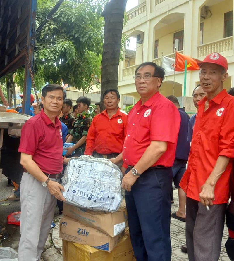 Trao hàng hóa và thuốc chữa bệnh tại Phú Thọ