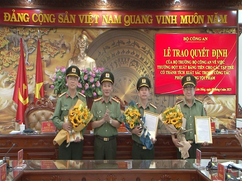 Đại tá Lê Hồng Phong - Phó Giám đốc Công an tỉnh thừa ủy quyền của Bộ trưởng Bộ Công an trao Thư khen và tiền thưởng cho các tập thể có thành tích xuất sắc trong đấu tranh phòng chống tội phạm