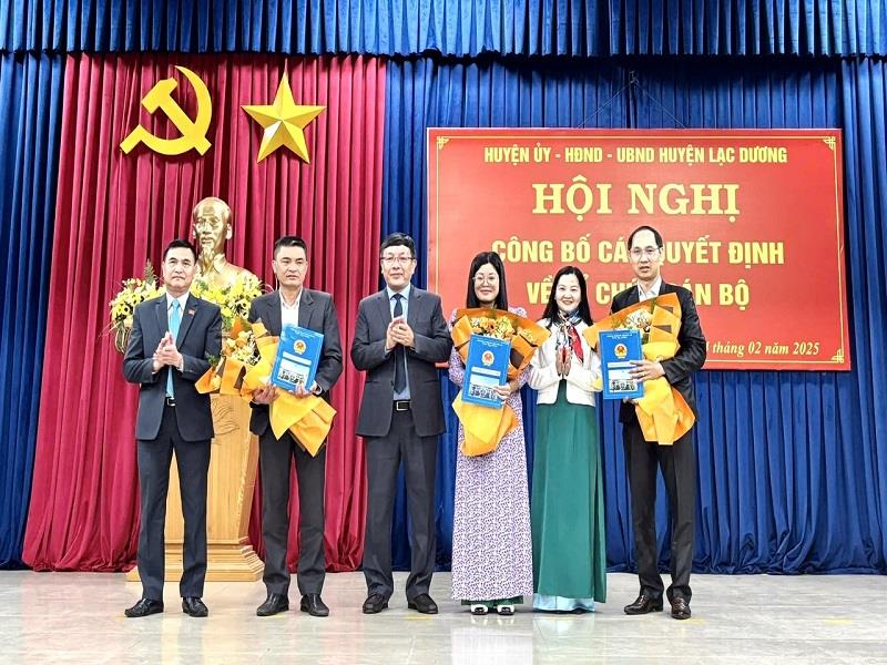 Trao quyết định cho Trưởng Phòng Y tế; Bí thư Đảng ủy, Chủ tịch UBND xã Đưng K'Nớ và Chủ tịch UBND xã Đạ Chais