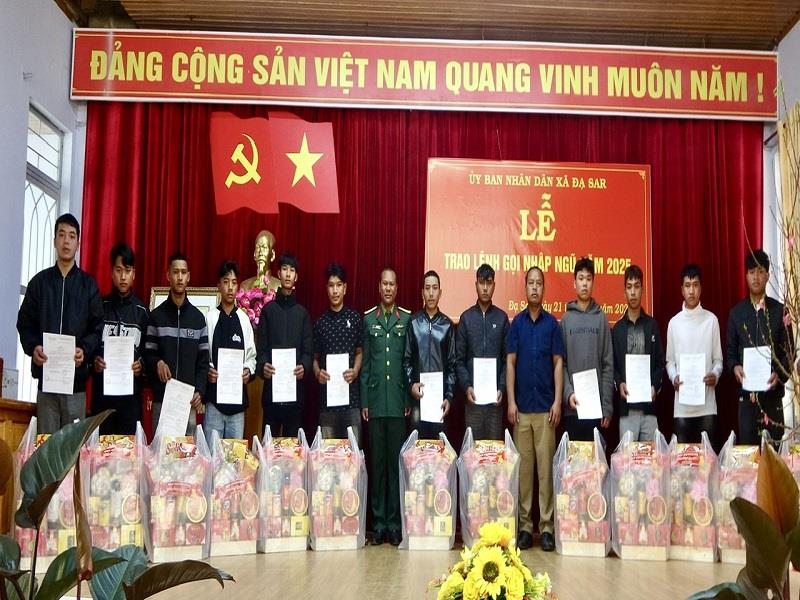Hội đồng nghĩa vụ quân sự xã Đạ Sar trao lệnh gọi công dân nhập ngũ và tặng quà động viên các thanh niên trúng tuyển nghĩa vụ quân sự