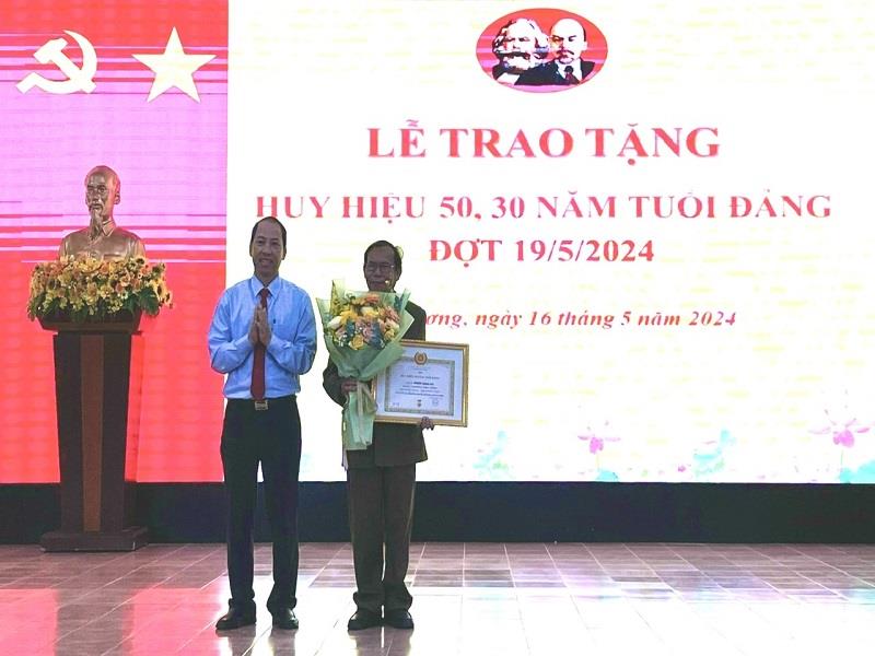 Bí thư Huyện ủy Lạc Dương Sử Thanh Hoài trao Huy hiệu Đảng cho đảng viên 50 năm tuổi Đảng