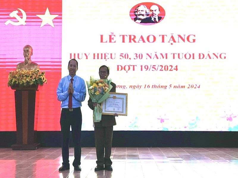 Bí thư Huyện ủy Lạc Dương Sử Thanh Hoài trao Huy hiệu Đảng cho đảng viên 50 năm tuổi Đảng