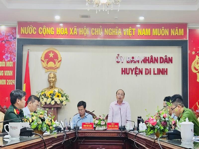 Ông Trần Đức Công - Chủ tịch UBND huyện Di Linh báo cáo tình hình khó khăn của huyện, đặc biệt là hạn hán (ảnh chụp qua màn hình)
