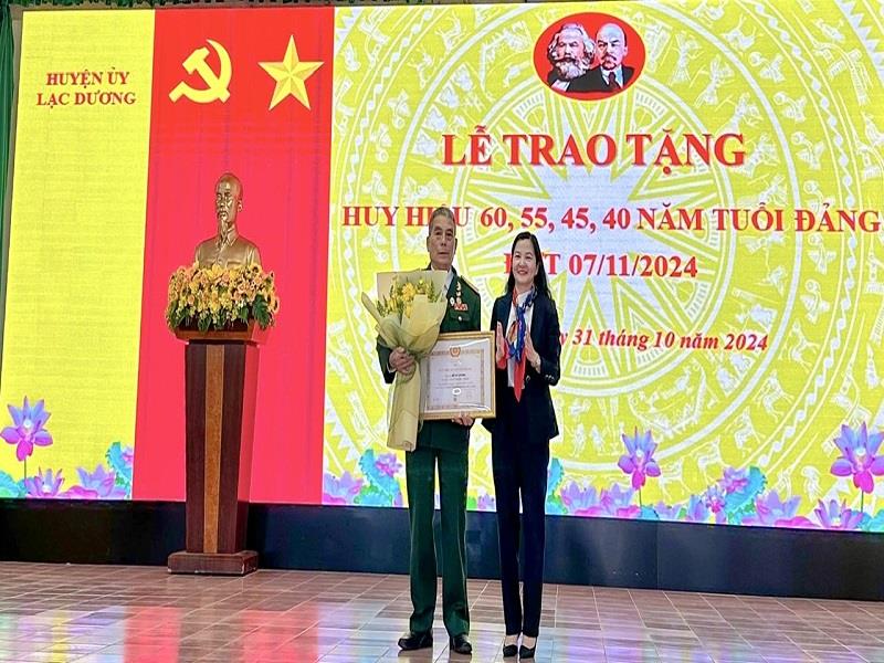 Đồng chí Trần Thị Chúc Quỳnh - Bí thư Huyện ủy Lạc Dương trao Huy hiệu Đảng cho đảng viên 45 năm tuổi Đảng