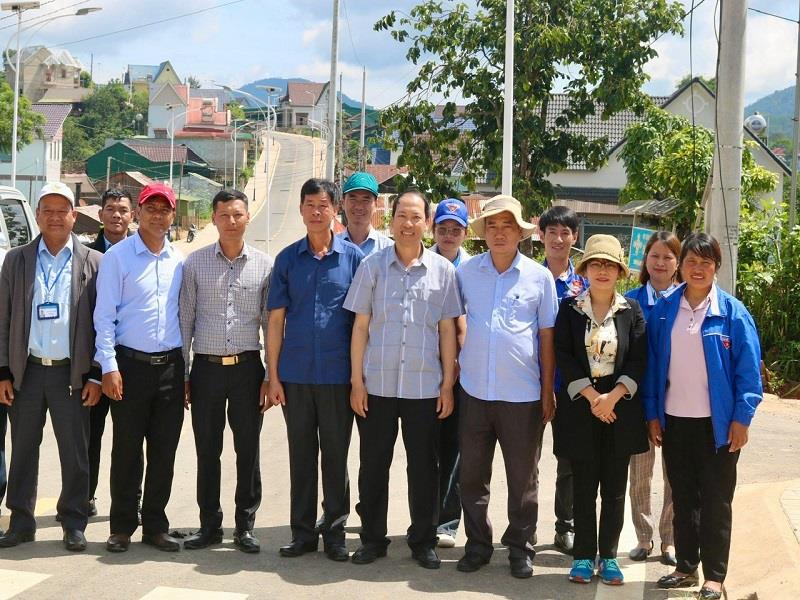 Các đồng chí lãnh đạo huyện Lạc Dương đi thăm đường Liêng Bông