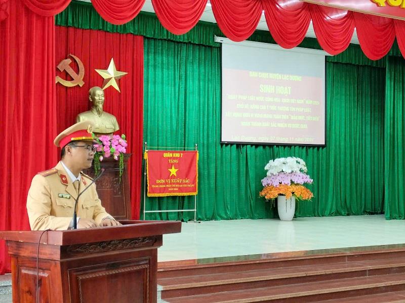 Thiếu tá Hoàng Văn Đồng - Đội Phó Đội CSGT-TT Công an huyện tuyên truyền nội dung một số Luật