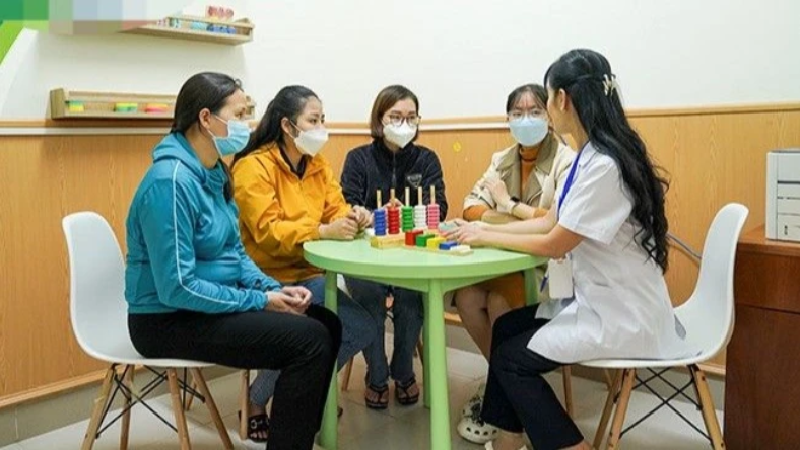Cha mẹ cần hiểu biết, đồng hành cùng con tự kỷ.