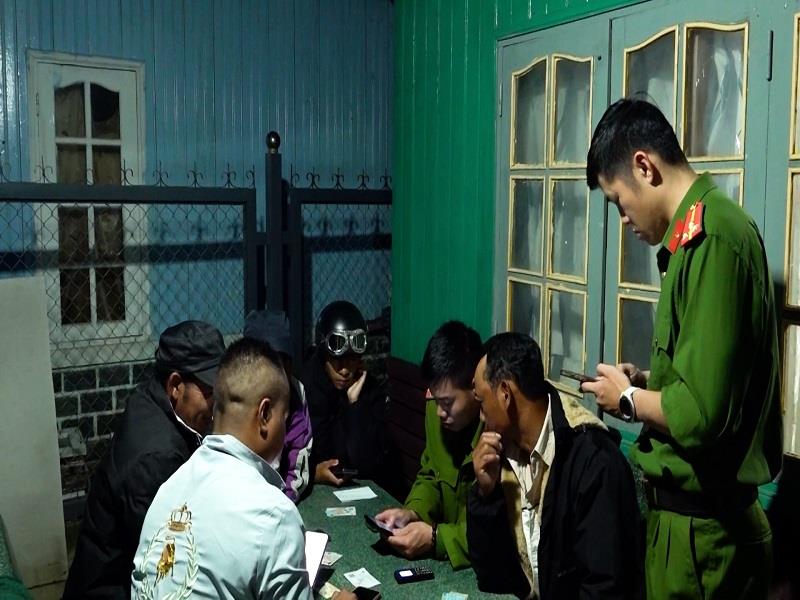 Công an xã tăng cường làm đêm để hướng dẫn người dân