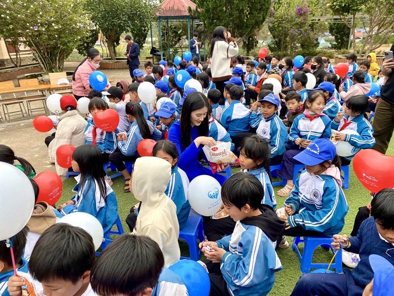 Hoa hậu Huỳnh Trần Ý Nhi trao quà bánh cho học sinh Trường Tiểu học-THCS Long Lanh