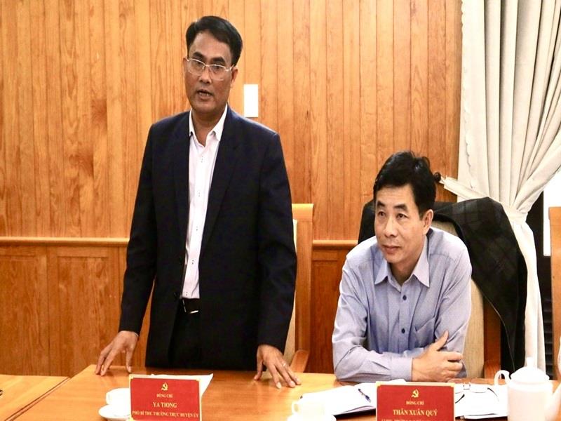Phó Bí thư Thường trực Huyện ủy Lạc Dương Ya Tiong trao đổi tại buổi làm việc